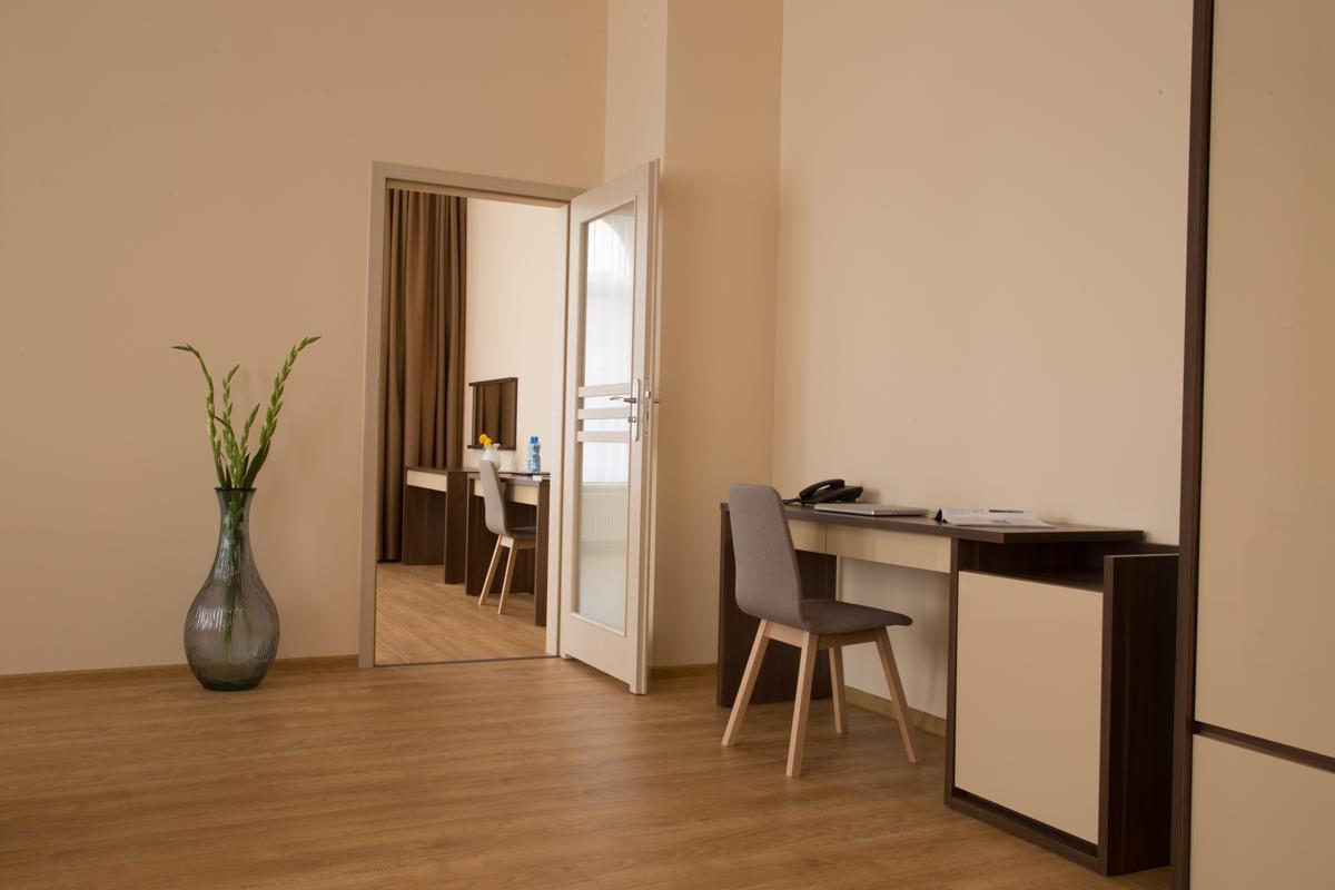 Glas-Hotel 4* Zary  Bagian luar foto